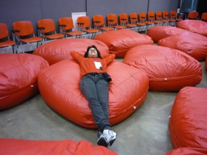 Sala cheia de almofadas vermelhas. Da cor da minha blusa.