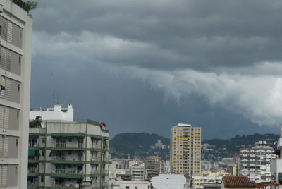 Nuvens negras vindas de Niterói
